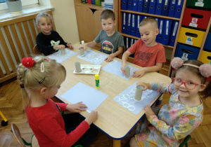 Dzieci podczas wykonywania pracy plastycznej.